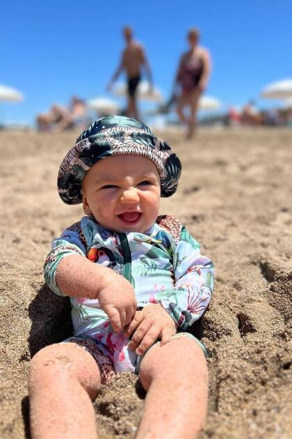 Luca Cubero, hijo de Fabián Cubero y de Mica Viciconte visitó por primera vez Mar del Plata