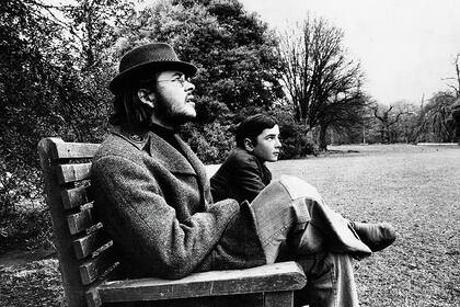 Luca (de lentes y sombrero) y su hermo Andrea, en Londres