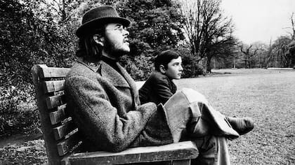 Luca (de lentes y sombrero) y su hermano Andrea, en Londres