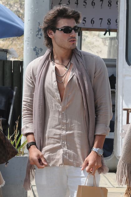 Luca fue al almuerzo lookeado con su camisa de lino semiabierta. La prenda permite ver el collar con un dije dorado con la palabra
“Allah”