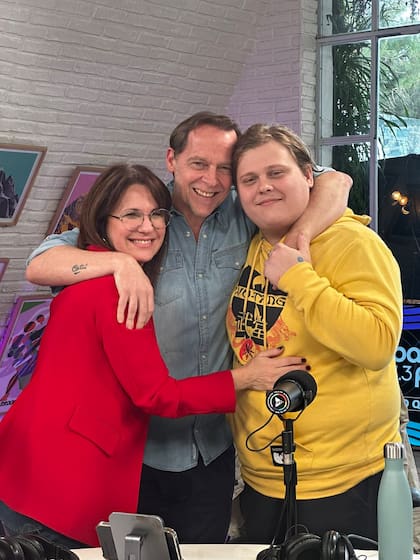 Luca junto a sus padres, Nancy Dupláa y Matías Martin