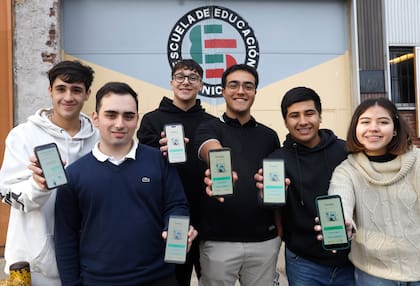 Luca López, Tomás Di Mauro, Alan Barbé, Facundo Berardi, Matías Celiz y Kiara Enríquez muestran la aplicación que desarrollaron