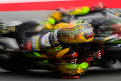 Luca Marini transita la pista de Spielberg, Austria, en el retorno de MotoGP tras varias semanas de pausa.