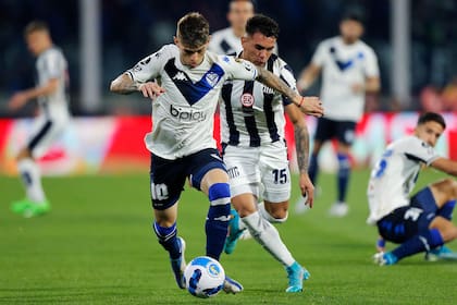 Luca Orellano, con la 10 de Vélez, en un partido ante Talleres de Cordoba (lo marca Enzo Diaz) por la Copa Libertadores 2022