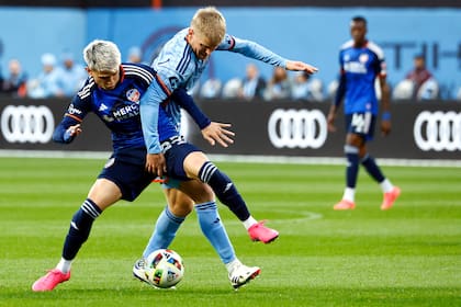 Luca Orellano, de FC Cincinatti, disputa un balón con Keaton Parks, de New York City FC