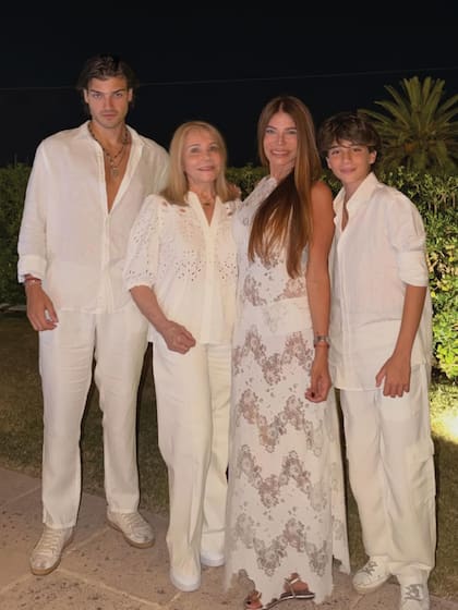 Luca recibió el nuevo año junto a su abuela,
Zulema Yoma, su mamá y Malek