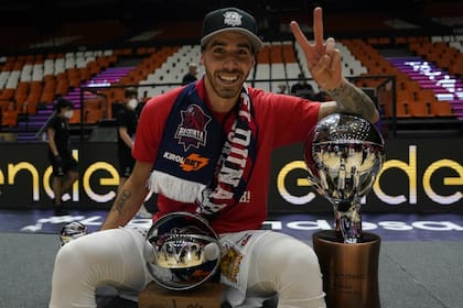 Luca Vildoza con el trofeo de campeón 2020 con Baskonia y con el premio de MVP
