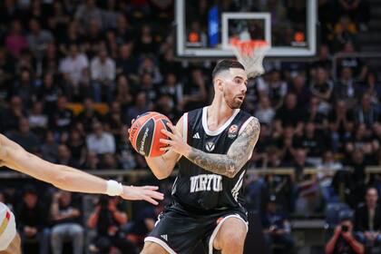 Luca Vildoza, con la camiseta de Virtus Bologna durante el partido con Mónaco, por la Euroleague