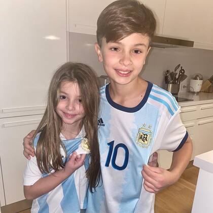 Luca y Sofía, fanáticos de "La Scaloneta" (Foto: Instagram @lucasantinopini)