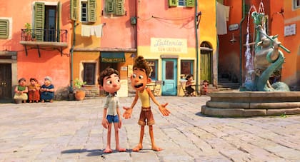 Luca y su amigo en la piazza de Portorosso, el pueblo de ficción que condensa lo mejor de Cinque Terre.