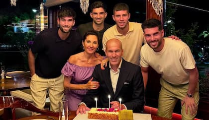 Luca Zidane al costado de su padre, junto a sus hermanos y madre