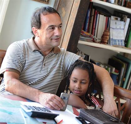 Lucano, con una etíope en su oficina en Riace