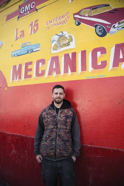 Lucas (29). Ocupación: Taller de mecánica, chapa y pintura. ¿Qué es lo que más te gusta del oficio? “Me encanta restaurar autos, en particular los Fiat Uno. Desarmar y volver a armar”.