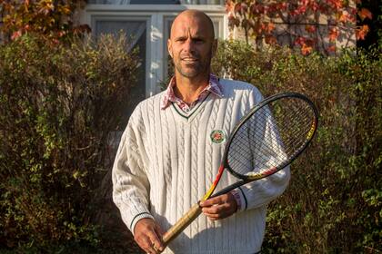 Arnold Ker hoy, con la raqueta que utilizó en 1998 ante Federer