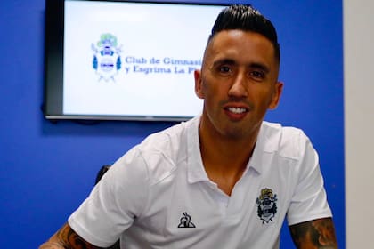 Lucas Barrios, el último refuerzo de Maradona y el de mayor renombre, firmó su contrato que lo vincula con Gimnasia por los próximos seis meses
