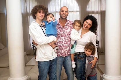 Lucas Arnold Ker junto con su mujer, Maru, y sus hijos: Nacho, Bautista, Maia y Felipe