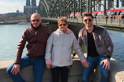 Abel y Mónica, los padres de Lucas, de visita por Alemania; detrás, el río Rin y la catedral de Colonia, que se encuentra a 40 kilómetros de Leverkusen 