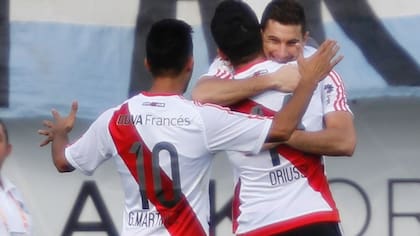 Lucas Alario festeja el gol con Sebastián Driussi y con Pity Martínez