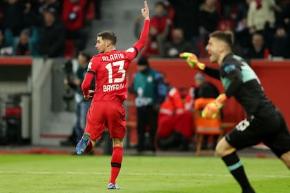Lucas Alario marcó el segundo gol de Bayer Leverkusen ante Stuttgart, por la Copa de Alemania