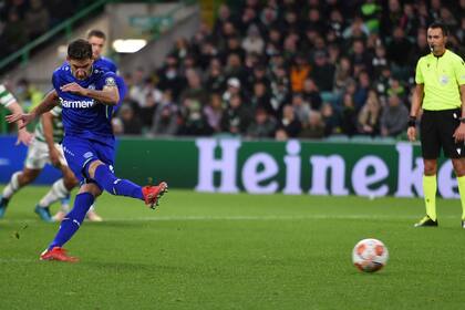 Lucas Alario volvió al gol en la Europa Ligue, con el penal que puso a Bayern Leverkusen 3-0 ante Celtic.