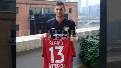 Lucas Alario ya posa con su nueva camiseta