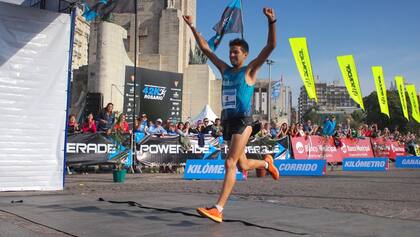 Lucas Bagaloni y un triunfo soñado en la Maratón de Rosario 2015