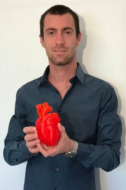 Lucas Baronzini con una réplica de un corazón