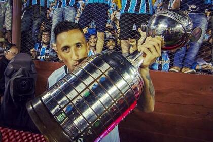 Lucas Barrios con la Copa Libertadores que conquistó en Gremio, en 2017, tras las finales contra Lanús; convirtió seis goles en la campaña al título del equipo gaucho