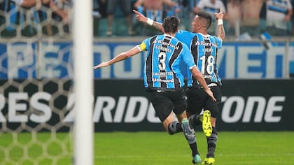 Lucas Barrios conquistó el gol para la clasificación de Gremio