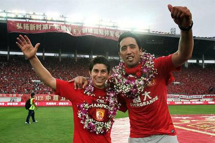 Lucas Barrios en el festejo del título en China con Darío Conca