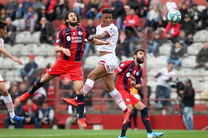 Lucas Barrios que recibió un gran centro de Rodrigo Gómez para abrir el marcador de cabeza y establecer el 1 a 0