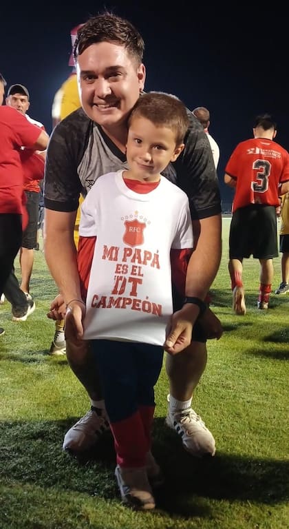 Lucas Batistuta junto a su hijo Lautaro