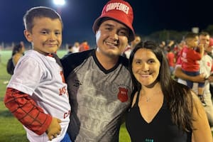 El hijo de Batistuta se consagró tricampeón como DT: la oposición de su papá y una lección de vida