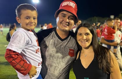 Lucas Batistuta junto a su hijo Lautaro y su esposa Dalila, celebran el triunfo de Romang FC