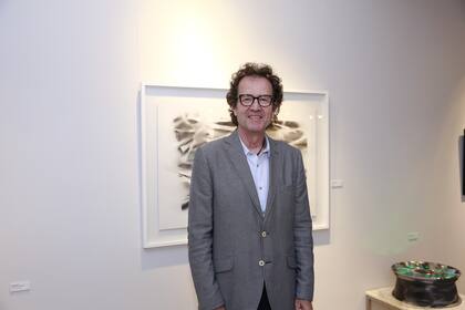 Lucas Beccar Varela en la subasta artística. Su obra, “El amigo Vitruvio” hace alusión al Hombre de Vitruvio de Da Vinci y al valor de la amistad.