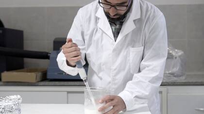 Lucas Benítez, doctor en Ingeniería de Alimentos desarrolló un subproducto de la industria láctea, con materia prima local, que permite contrarrestar las convulsiones