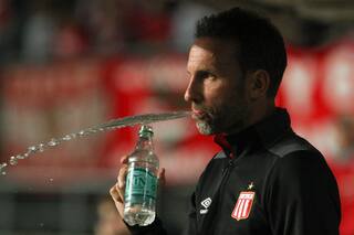 Bernardi dejó de ser el DT de Estudiantes tras la derrota frente a Racing