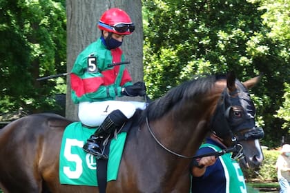 Lucas Berticelli se quedó en Delaware Park; el barbijo es obligatorio para correr