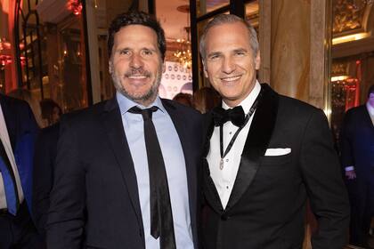 Lucas Bocchino en plena charla con Javier Iturrioz, que fue el encargado de la ambientación y eligió para la ocasión un smoking de Nicolás Zaffora.