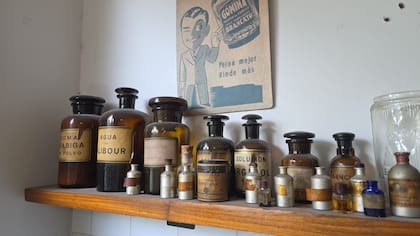 Lucas Brancato heredó frasquitos de esencias de la fábrica de su bisabuelo que se salvaron del incendio