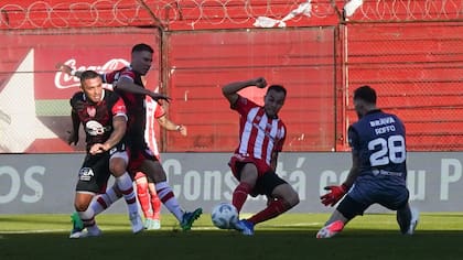 Lucas Brochero y la jugada que finalizó en el 2-0 de Barracas Central ante Unión en la cancha de Huracán