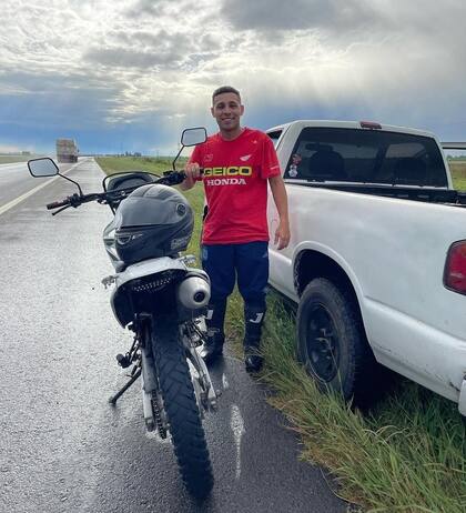 Lucas Buena al lado de la moto que le robaron tras una balacera