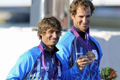 Lucas Calabrese y Juan de la Fuente, con sus medallas de bronce en la clase 470 de vela en Londres 2012