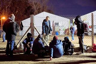 Migrantes laborales llegan a Neuquén atraídos por la meca del “oro negro”, pero quedan a la intemperie