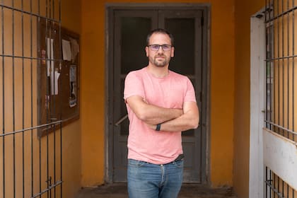 Lucas Chillemi en la entrada de lo que alguna vez fue un hotel convocante de Reta.