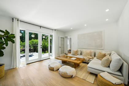 Lucas creó la mesa baja con un tronco de cedro que les regaló un vecino.