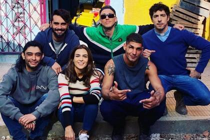 Lucas D'Amario junto a sus compañeros de elenco