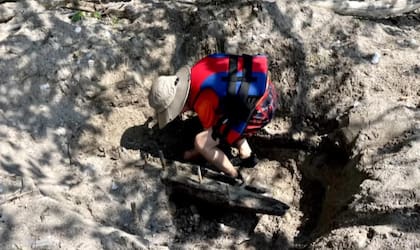 Lucas encontró parte de una embarcación del siglo XIX con su detector de metales
