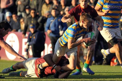 Lucas Enzo Fernández Miranda, hijo de un gloria de Hindú, Nicolás, está haciendo sus primeras armas en la división mayor del club; el equipo va creciendo.