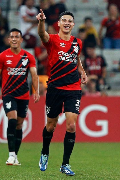 Lucas Esquivel arribó en 2023 a Athletico Paranaense proveniente de Unión, lleva disputados en Brasil más de 100 encuentros y alguna vez Lionel Scaloni lo citó para el seleccionado argentino.
